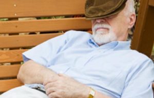 personne qui dort sur un banc public